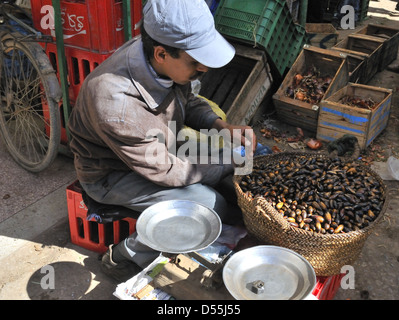 Landwirt verkauft seine Termine auf den Tag am Jemaa D'Rehmat, Marokko Stockfoto