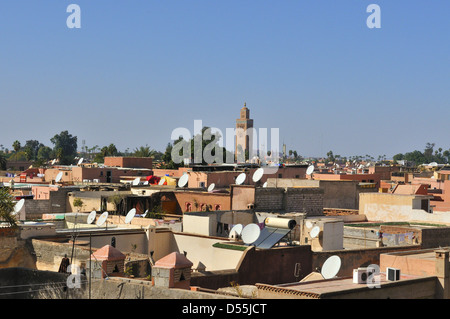 Blick von der Dachterrasse auf die Medina in Marrakesch mit der Koutoubia Moschee in der Ferne, mit seinem Turm aus dem 12. Jahrhundert, Marokko, Nordafrika Stockfoto