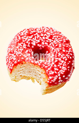 Krapfen mit Biss genommen Stockfoto