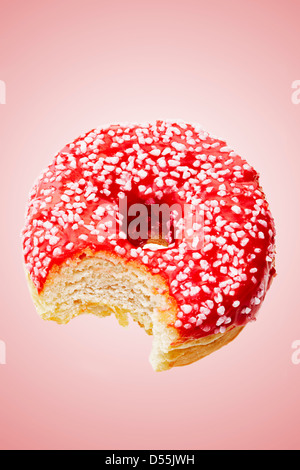 Krapfen mit Biss genommen Stockfoto