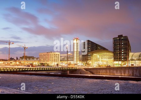 Berlin, Berliner Hauptbahnhof und Spree im winter Stockfoto