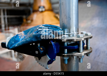 Gummihandschuhe auf Maschinen in Whisky-Destillerie liegend Stockfoto