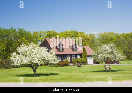 Cape Cod Stilhaus im Frühjahr Maine. Stockfoto