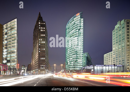 Berlin, Deutschland, beleuchtet vordere Gebäude am Potsdamer Platz bei Nacht Stockfoto