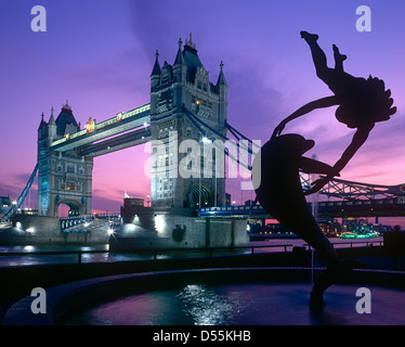 Tower Bridge in der Dämmerung mit Dolphin und Meerjungfrau-Statue, London Stockfoto