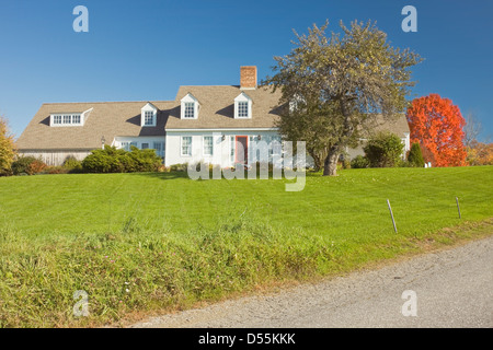 Cape Cod Stilhaus im Herbst. Stockfoto