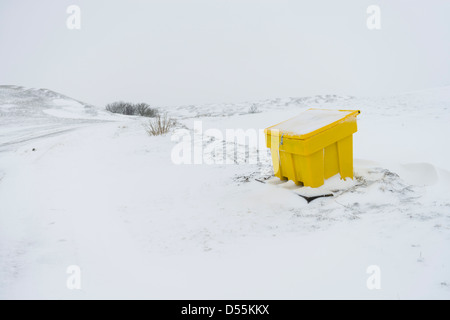 GIRT Container am Straßenrand schneebedeckt, Burton Dassett, Warwickshire, England, UK Stockfoto