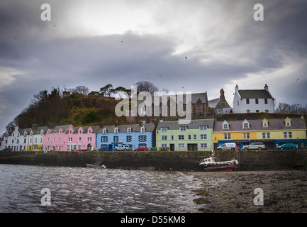 Multi farbige Häuser im Hafen von Portree, Isle Of Skye, Schottland Stockfoto