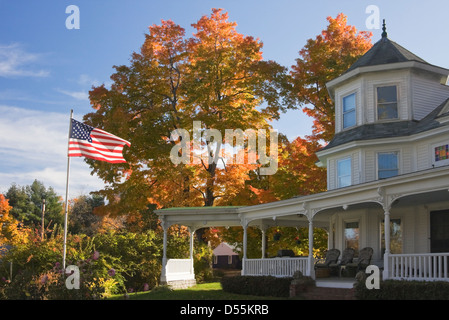 Viktorianisches Haus mit amerikanischen Flagge in Maine. Stockfoto