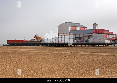 Ein Blick von Great Yarmouth Brittania Pier über den menschenleeren Strand an einem Wintertag in Norfolk. Stockfoto