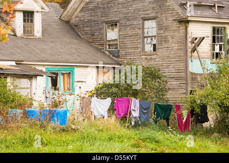 Alten heruntergekommen Haus mit Wäsche im Hinterhof. Stockfoto