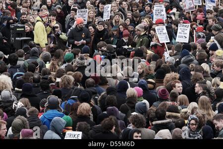 Brighton, Sussex, UK. 25. März 2013. Demonstranten, bestehend aus beiden Studenten aus über Großbritannien und verschiedenen Aktivistengruppen Bühne ein Protest an der Sussex University über die geplante Privatisierung der eine Reihe von Campus Leistungen, die sie sagen würde Arbeitsplätzen führen. Kurze Schlägereien brach während des Tages zwischen Demonstranten und der Polizei, wie die "Besetzung", die seit mehr als einem Monat läuft, geht weiter. Bildnachweis: George Henton/Alamy Live-Nachrichten Stockfoto