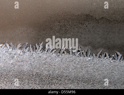 Berlin, Deutschland, Eisblumen auf einer Fensterscheibe Stockfoto