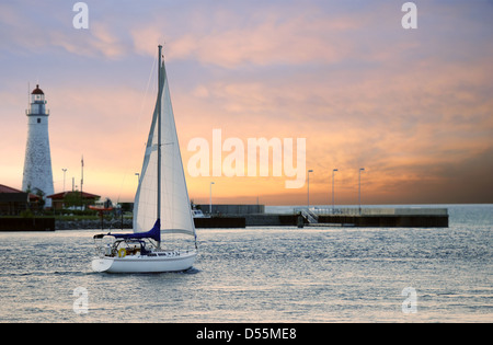 Segelboot verlassen marina Stockfoto