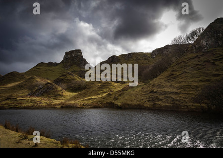 Man in the Fairy Glen mit Schloss Ewen, Balnaknock, Isle Of Skye, Schottland Stockfoto