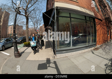 Gehobene Geschäfte und Unternehmen, darunter Marc Jacobs an der Bleecker Street in Greenwich Village in New York Stockfoto