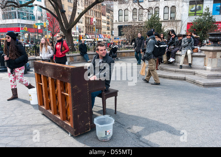 Occupy Wall Street Märsche aus Washington Square, Union Square, Universal Single Payer Healthcare im Staat New York zu unterstützen Stockfoto