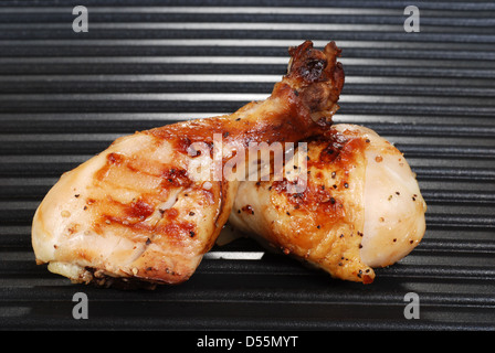 zwei Chicken Drumsticks auf einem grill Stockfoto