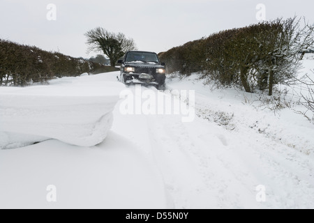 4 x 4 fahren Sie mit einer stark verschneiten, in der Nähe von Burton Dassett, Warwickshire, England, UK Stockfoto