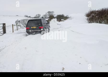 4 x 4 fahren Sie mit einer stark verschneiten, in der Nähe von Burton Dassett, Warwickshire, England, UK Stockfoto
