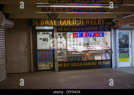 Ein Juweliergeschäft nimmt eine Verkaufsfläche in der 63. Antriebsstation in der u-Bahn in der Rego Park Nachbarschaft von Königinnen in New Y Stockfoto