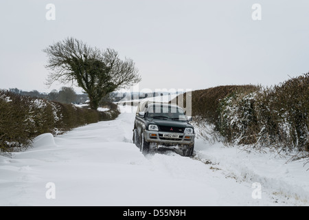 4 x 4 fahren Sie mit einer stark verschneiten, in der Nähe von Burton Dassett, Warwickshire, England, UK Stockfoto