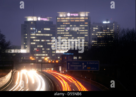 Essen, Deutschland, Evonik AG Gebäude auf der Autobahn A40 in Essen-Mitte Stockfoto