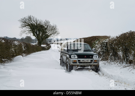 4 x 4 fahren Sie mit einer stark verschneiten, in der Nähe von Burton Dassett, Warwickshire, England, UK Stockfoto