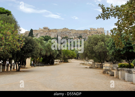 Blick auf Akropolis auf dem alten Marktplatz der Agora in Athen, Griechenland Stockfoto