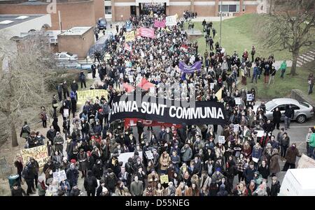 Brighton, Sussex, UK. 25. März 2013. Demonstranten, bestehend aus beiden Studenten aus über Großbritannien und verschiedenen Aktivistengruppen Bühne ein Protest an der Sussex University über die geplante Privatisierung der eine Reihe von Campus Leistungen, die sie sagen würde Arbeitsplätzen führen. Kurze Schlägereien brach während des Tages zwischen Demonstranten und der Polizei, wie die "Besetzung", die seit mehr als einem Monat läuft, geht weiter. Bildnachweis: George Henton/Alamy Live-Nachrichten Stockfoto