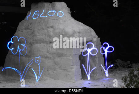Iglu mit Fackel malte Blumen und Iglu Wortlaut Stockfoto