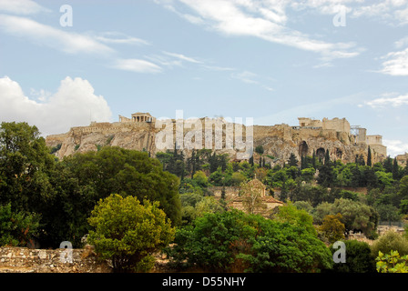Akropolis aus dem alten Marktplatz der Agora in Athen, Griechenland Stockfoto