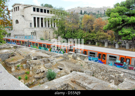 Pendler-Zug-Withngraffiti gehen von der Stoa auf dem alten Marktplatz der Agora in Athen, Griechenland Stockfoto