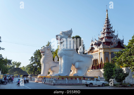 Löwe am Eingang des Mandalay Hill, Mandalay, Myanmar, Asien Stockfoto