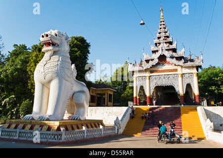 Löwe am Eingang des Mandalay Hill, Mandalay, Myanmar, Asien Stockfoto