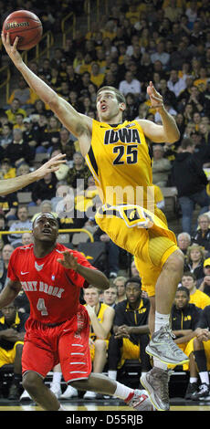 23. März 2013 - Iowa City, Iowa, USA - Iowas Eric Mai Laufwerke um Stony Brook Anthony Jackson auf seinem Weg in den Korb, Freitag, 22. März 2013, während der zweiten Hälfte Aktion aus der zweiten Runde der NIT an Carver Hawkeye Arena in Iowa City, IA Iowa gewann 75-63. (Kredit-Bild: © John Schultz/Quad-Stadt Times/ZUMAPRESS.com) Stockfoto