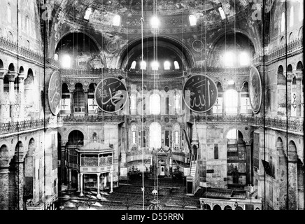 Dieses Foto aus dem Jahr 1914 zeigt die Hagia Sophia in Istanbul, Türkei. Einst eine Kirche, später eine Moschee und heute ein Museum, ist es eines der wichtigsten architektonischen Wahrzeichen der Welt und verbindet byzantinischen und osmanischen Stil. Stockfoto