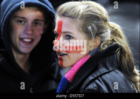 Junge Frau weiblicher Fußballfan gerade englischen u-21-Nationalmannschaft mit dem roten Kreuz auf Gesicht gemalt Stockfoto