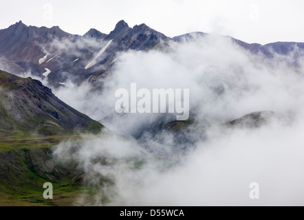 Niedrige Wolken, Dunst und Nebel verdeckt teilweise die Alaska Range, Denali National Park, Alaska, USA Stockfoto