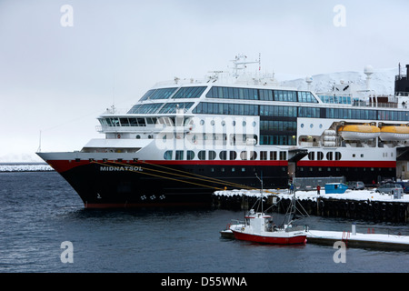 Hurtigruten ms Midnatsol festgemacht in Honningsvag Hafen Finnmark-Norwegen-Europa Stockfoto