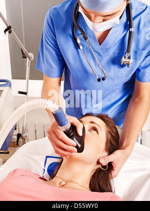 Arzt die Sauerstoffmaske für Patienten im Krankenhaus. Stockfoto