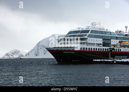 Hurtigruten ms Midnatsol festgemacht in Honningsvag Hafen Finnmark-Norwegen-Europa Stockfoto