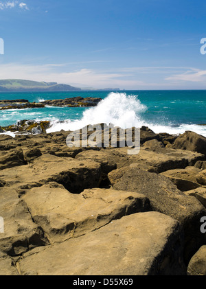 Surfen Sie auf den Felsen an der Mündung des Clutha, New Zealand, Porpoise Bay, Catlins abstürzt. Stockfoto