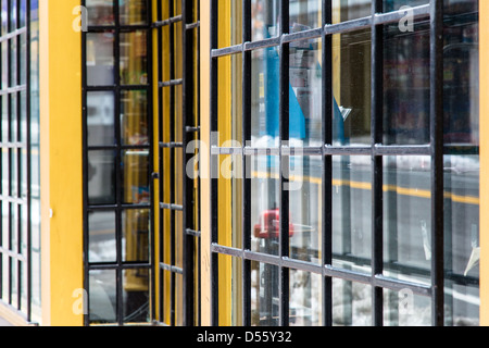 Die vergitterten Fenstern eines Ladens in Bostons Historic District. Stockfoto