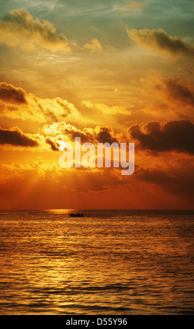 Sonnenuntergang über dem Meer mit Boot. Vertikale hochauflösende Panorama. Stockfoto