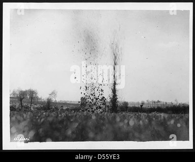 Deutsche Schale platzen in der Nähe unserer Gräben Stockfoto