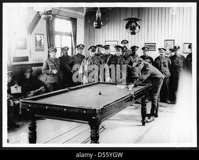 Genesende Soldaten in Frankreich mit einer Partie Billard in einer dafür vorgesehenen, durch die B.R.C.S. Erholung-Hütte Stockfoto