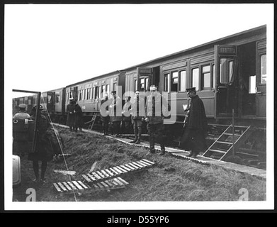 Haig und andere verlassen eines Zuges, Westfront, möglicherweise 1918 Stockfoto