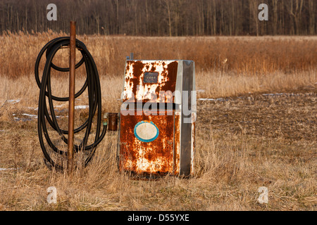 Auf dem Öl-Erbe Straße eine alte rostige Zapfsäule sitzt in einem Feld verlassen könnte verwendet werden, um neue Energie-Alternativen zu demonstrieren eine Stockfoto