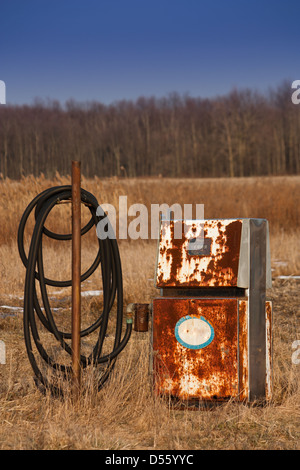 Auf dem Öl-Erbe Straße eine alte rostige Zapfsäule sitzt in einem Feld verlassen könnte verwendet werden, um neue Energie-Alternativen zu demonstrieren eine Stockfoto